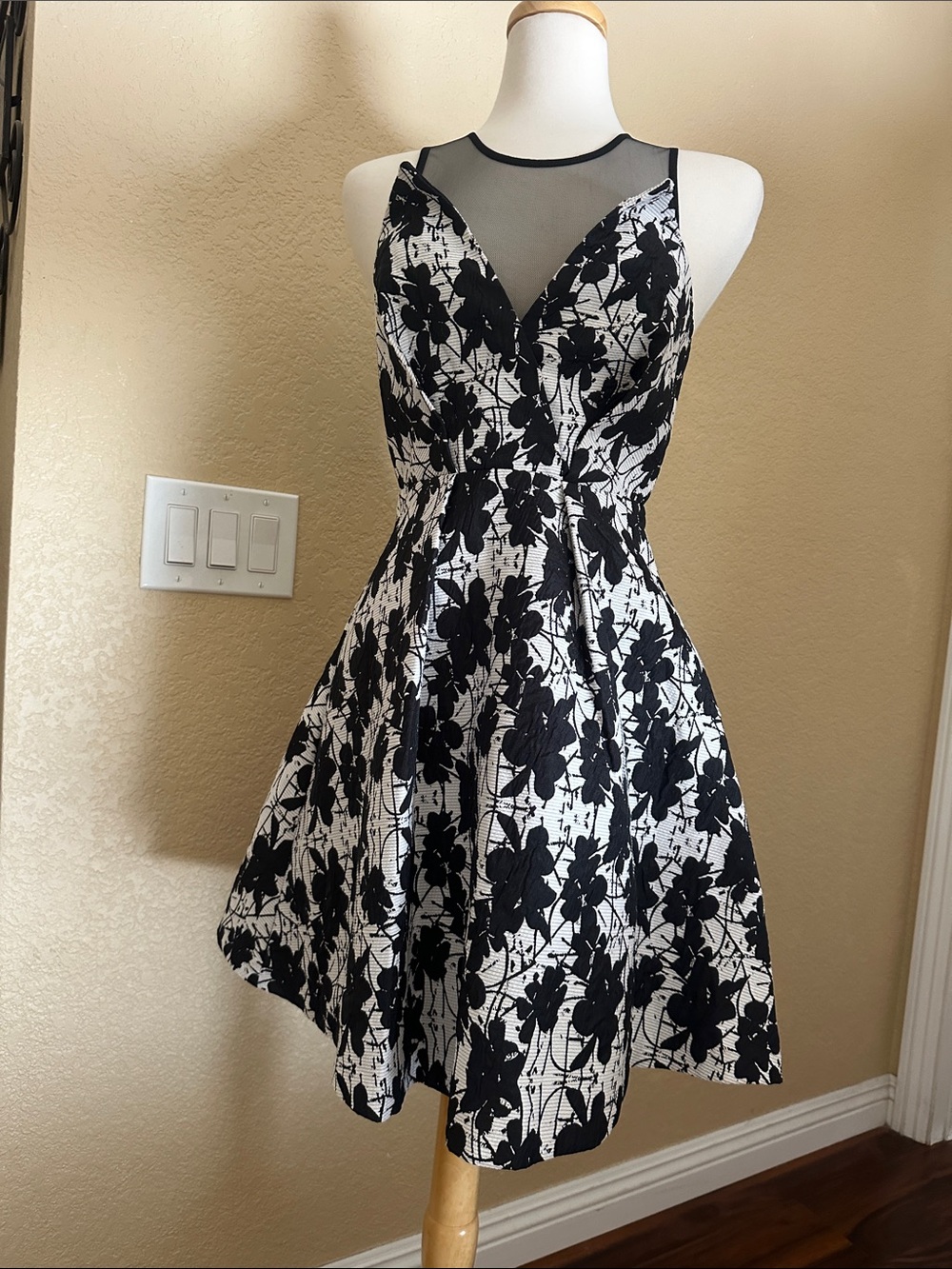 BCBG Generation Black&White Floral Fit-and-Flare Dress with Sheer Yoke Size 4
